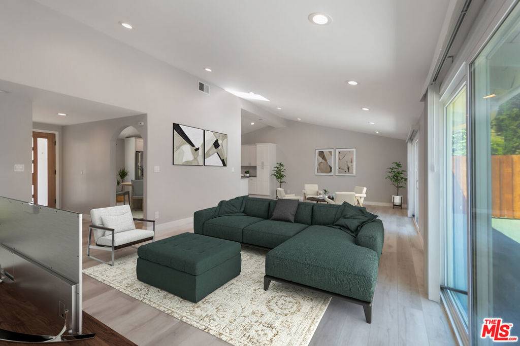 Woodland Hills, CA 91367,5634 Mason AVE