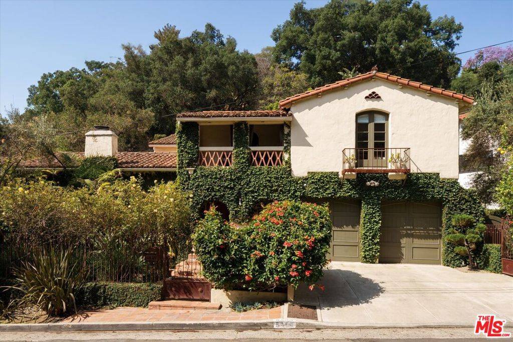 Los Angeles, CA 90068,5444 Red Oak DR