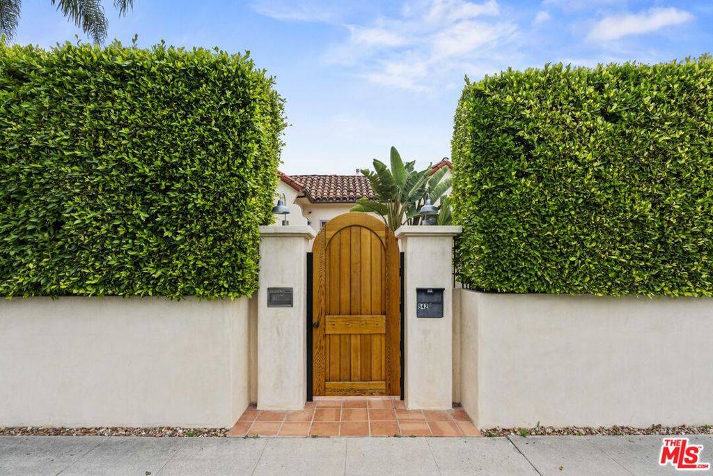 Los Angeles, CA 90036,542 N Curson AVE
