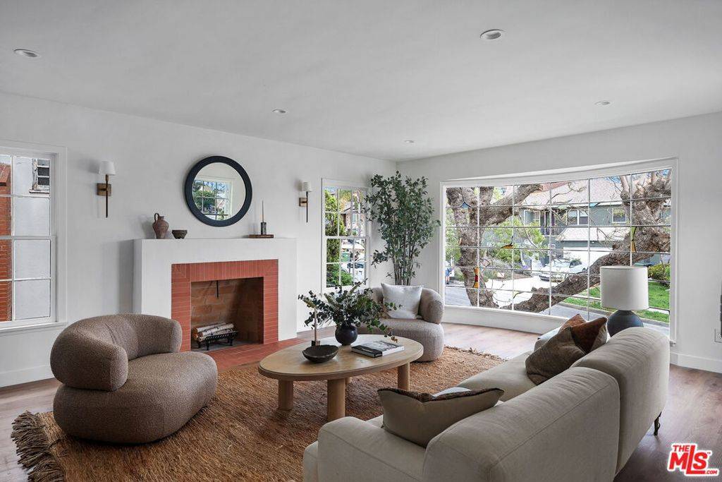 Los Angeles, CA 90043,5215 Parkglen AVE