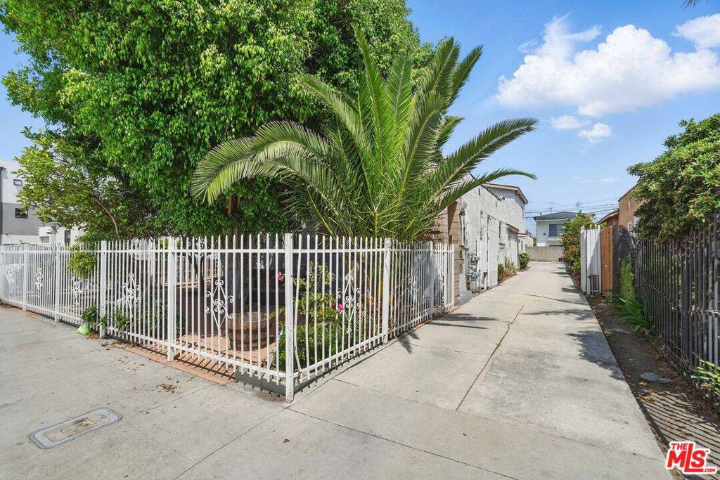 Los Angeles, CA 90016,2108 Hauser BLVD