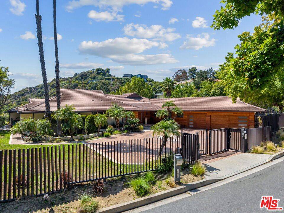 Beverly Hills, CA 90210,405 Evelyn PL