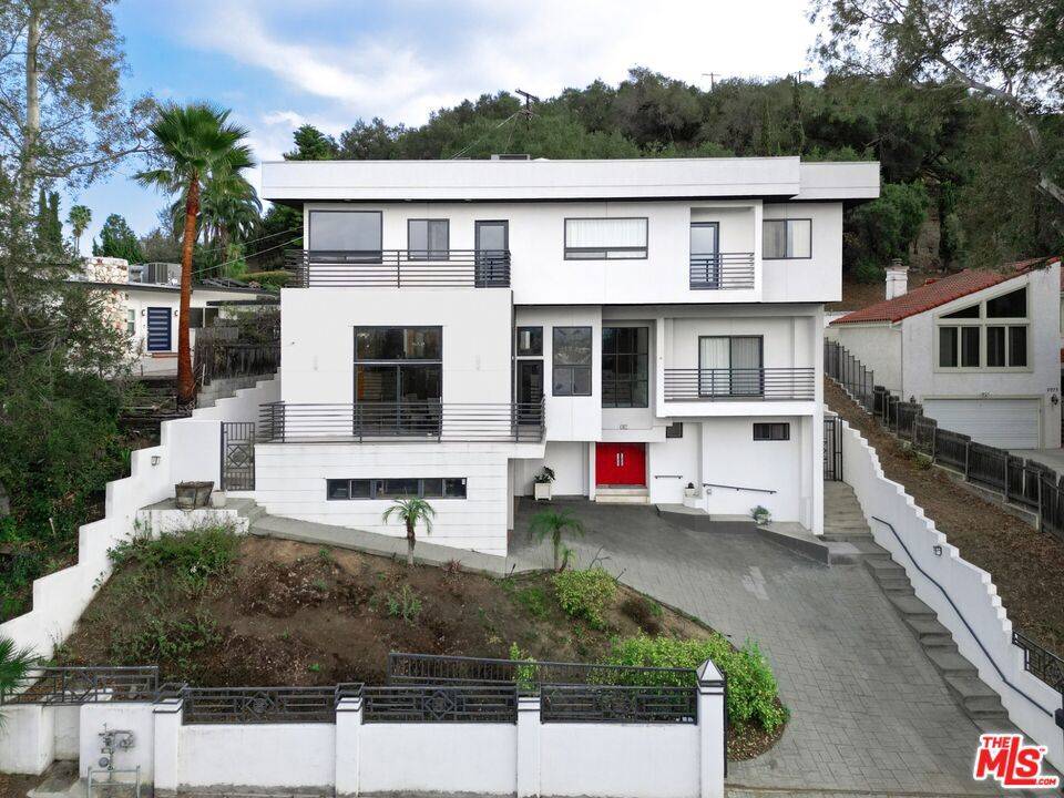 Los Angeles, CA 90068,3971 3971 Fredonia DR