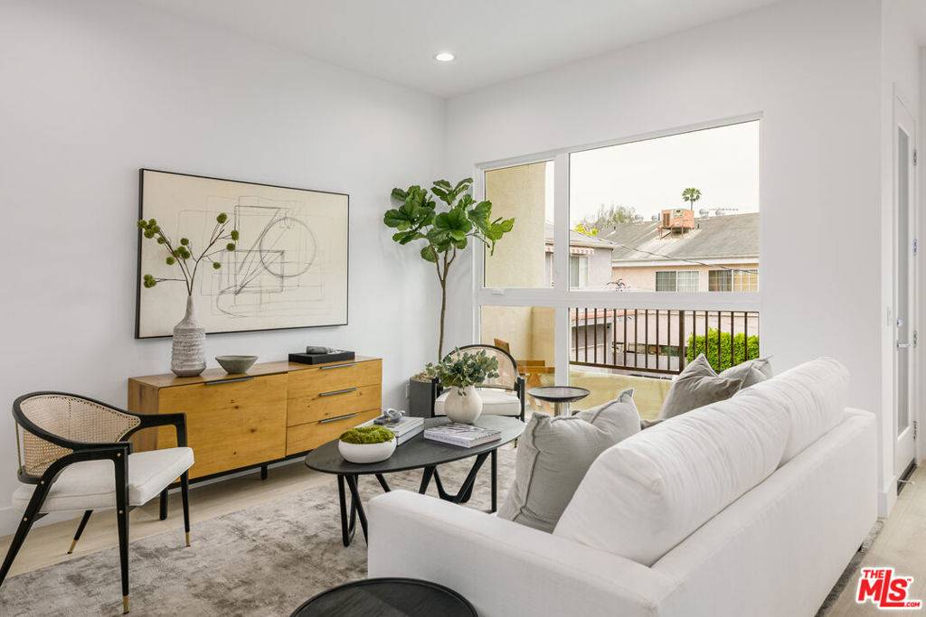 Los Angeles, CA 90038,6118 Marbella PL