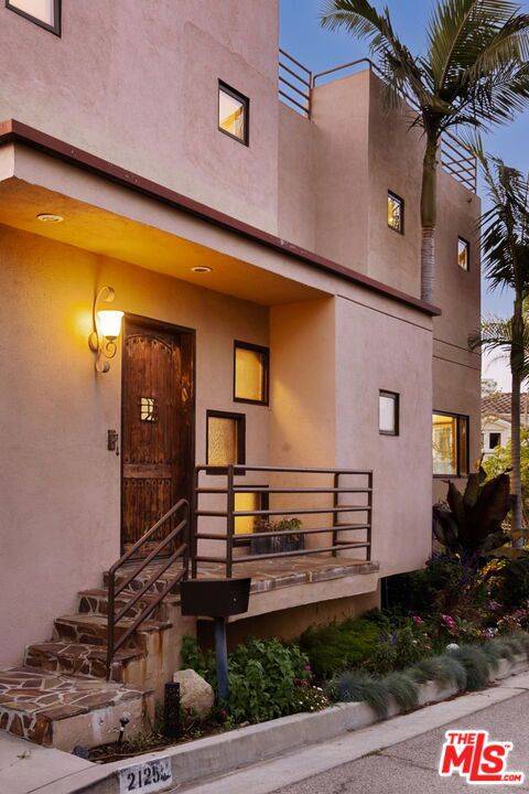 Los Angeles, CA 90046,2125 Kew DR