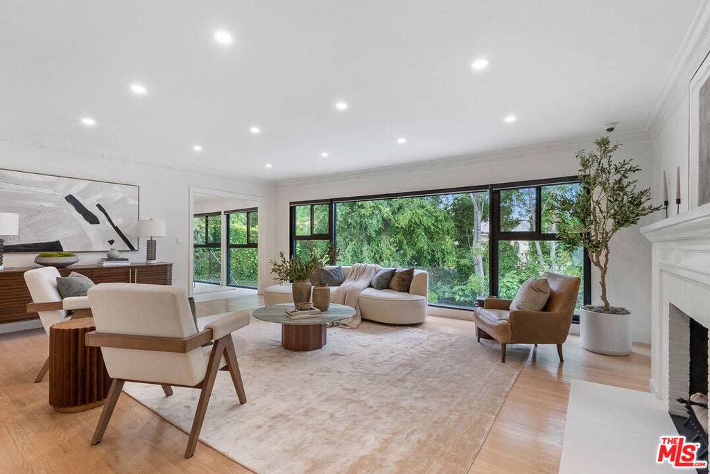 Los Angeles, CA 90049,11346 Thurston PL