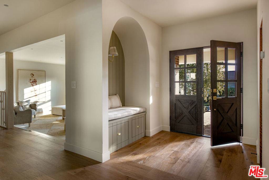 Los Angeles, CA 90049,2110 Eric DR