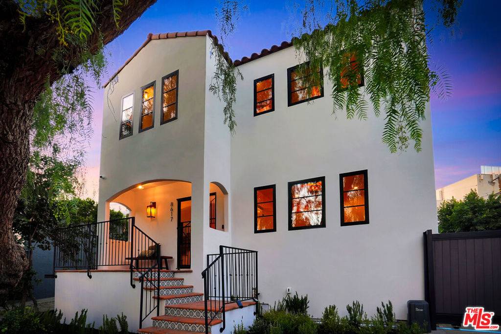 West Hollywood, CA 90069,8617 Rugby DR