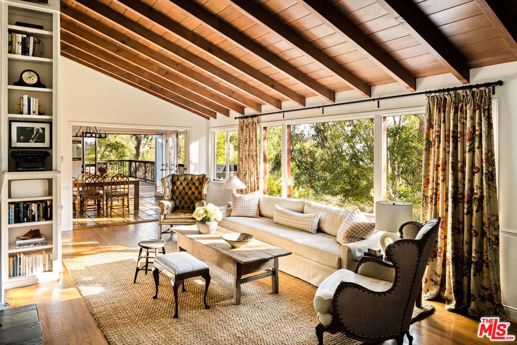 Los Angeles, CA 90068,2415 Castilian DR