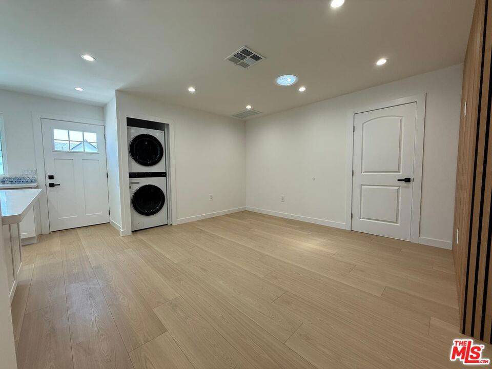 North Hollywood, CA 91601,5759 1/2 Lemp AVE