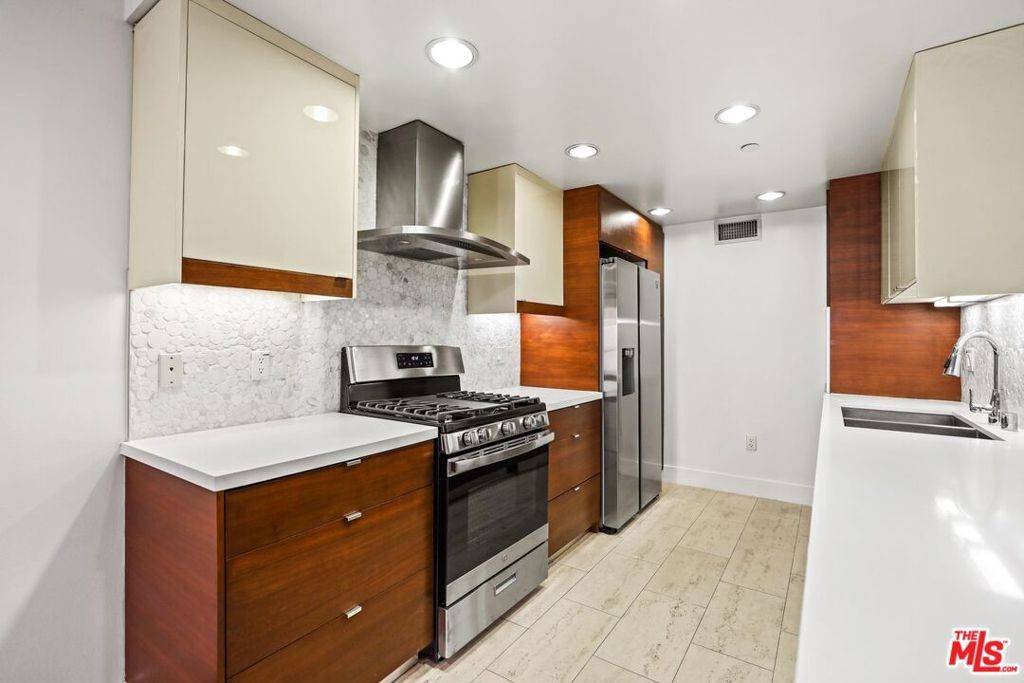 Glendale, CA 91205,220 E Broadway #305