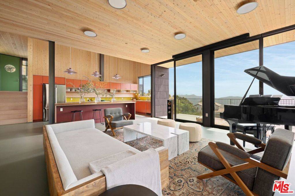 Topanga, CA 90290,20485 Medley LN
