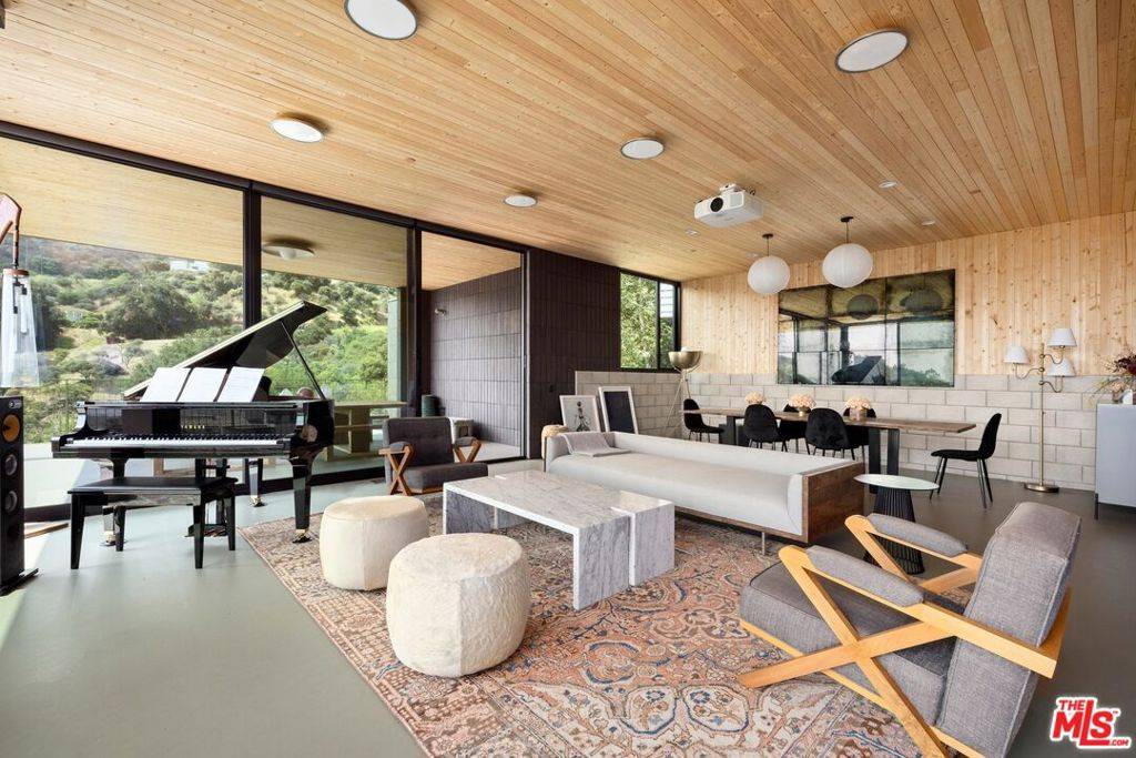Topanga, CA 90290,20485 Medley LN
