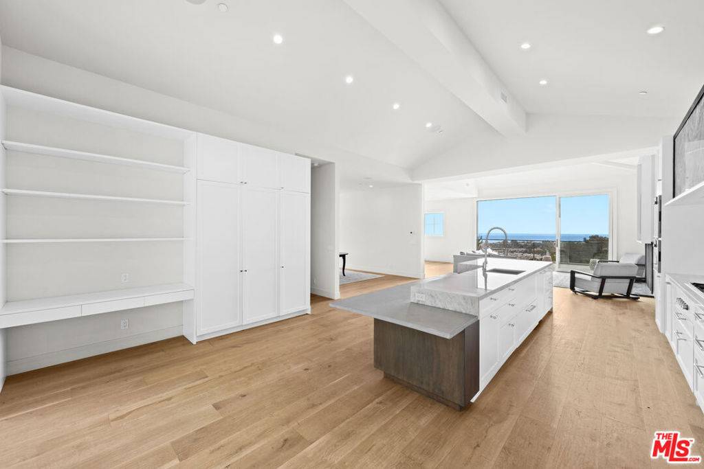 Pacific Palisades, CA 90272,1324 Monument ST
