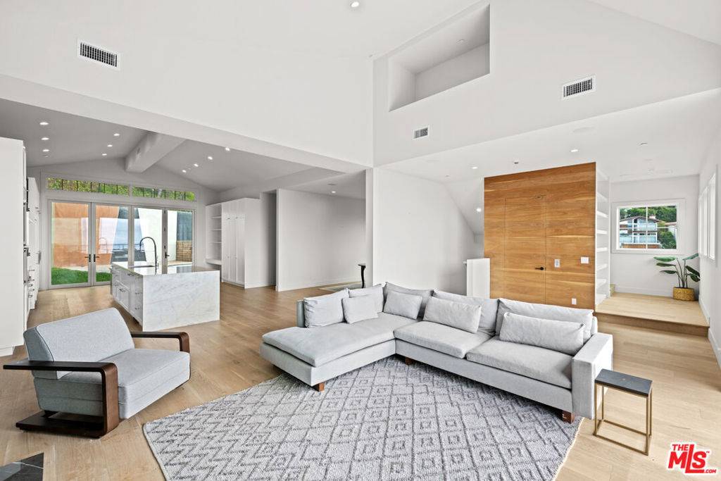 Pacific Palisades, CA 90272,1324 Monument ST