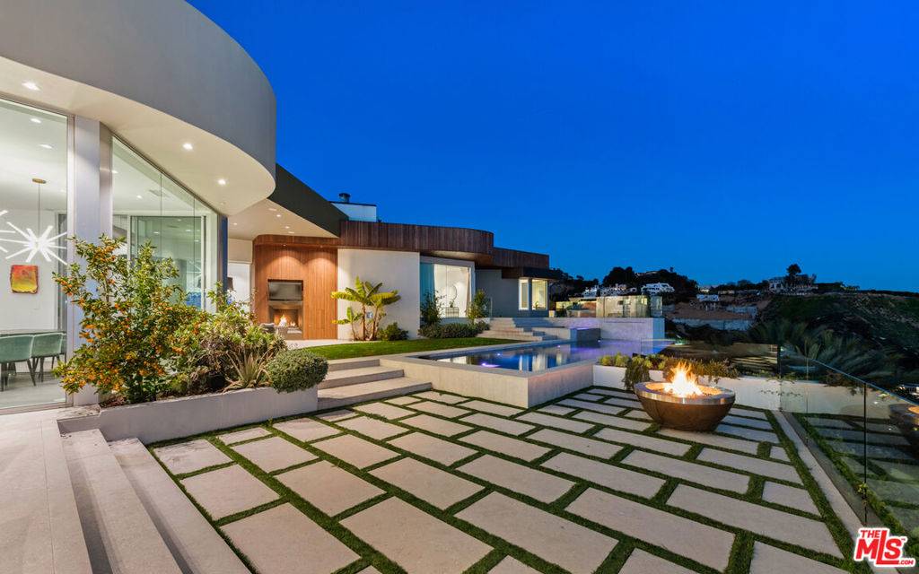 Los Angeles, CA 90069,9305 Nightingale DR