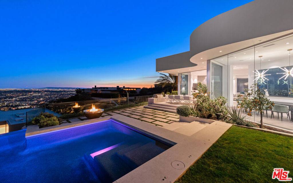 Los Angeles, CA 90069,9305 Nightingale DR