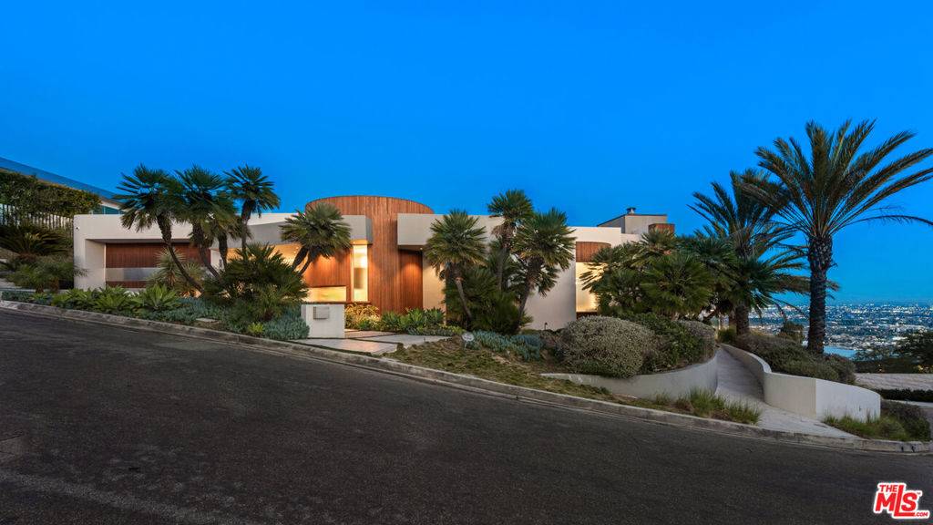 Los Angeles, CA 90069,9305 Nightingale DR