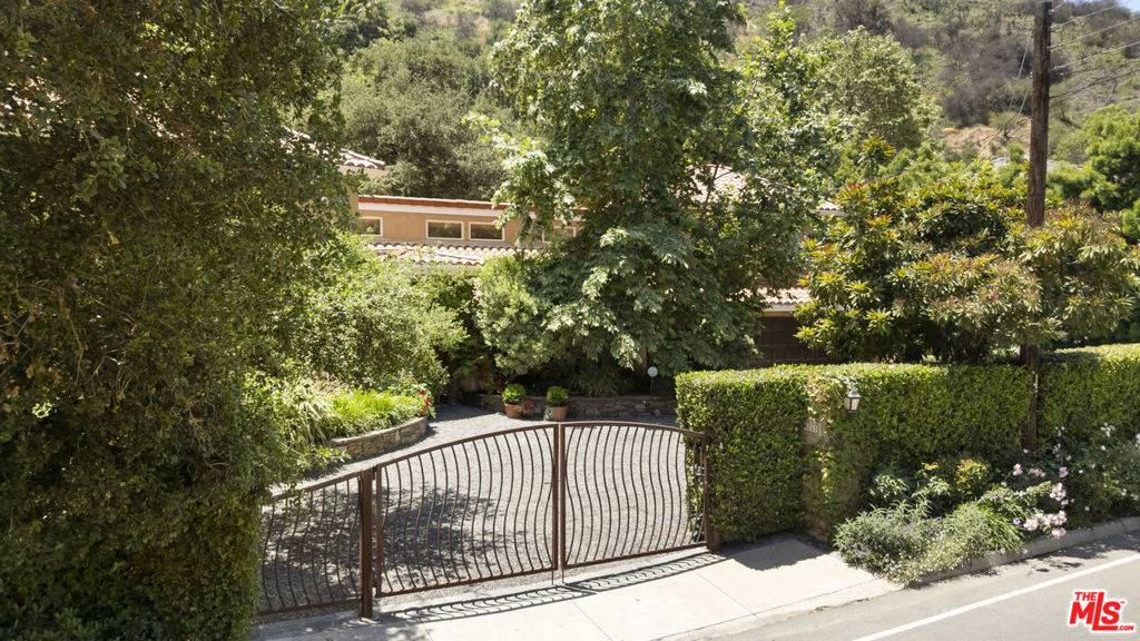 Los Angeles, CA 90049,3265 Mandeville Canyon RD