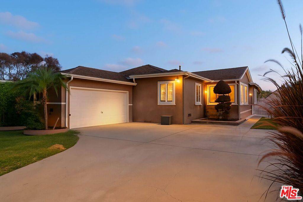 Hawthorne, CA 90250,11731 Cimarron AVE