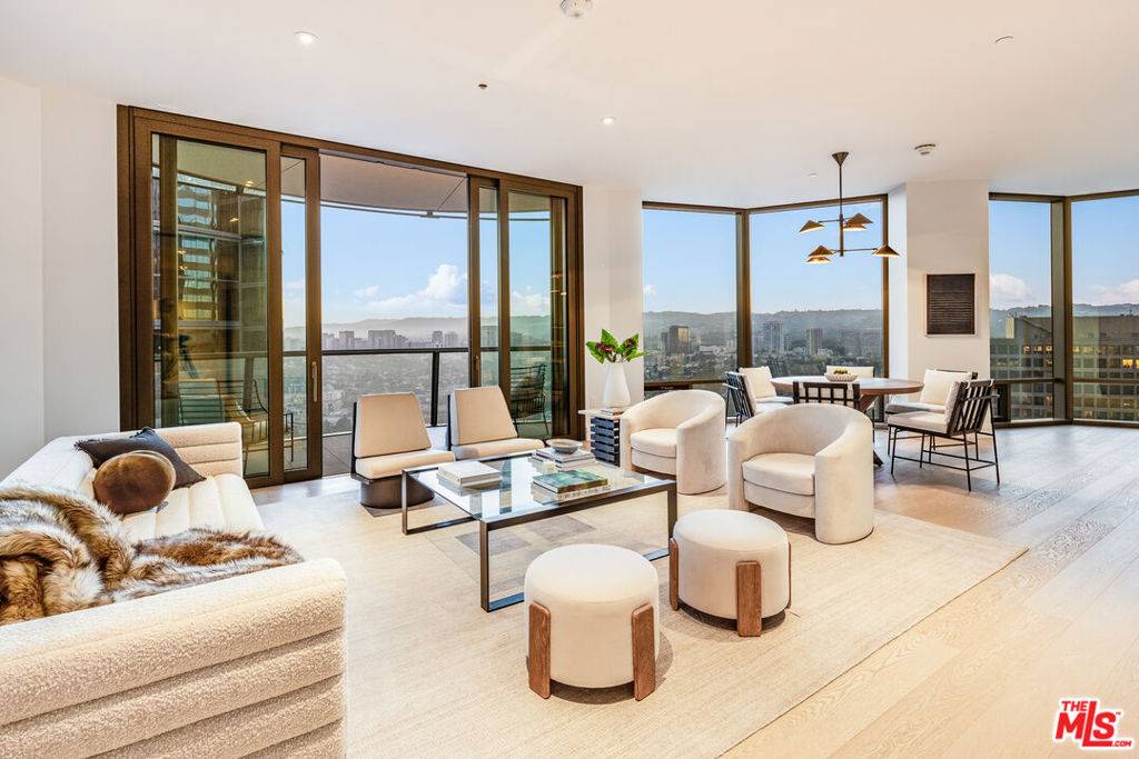 Los Angeles, CA 90067,211 W Elm CT #18A