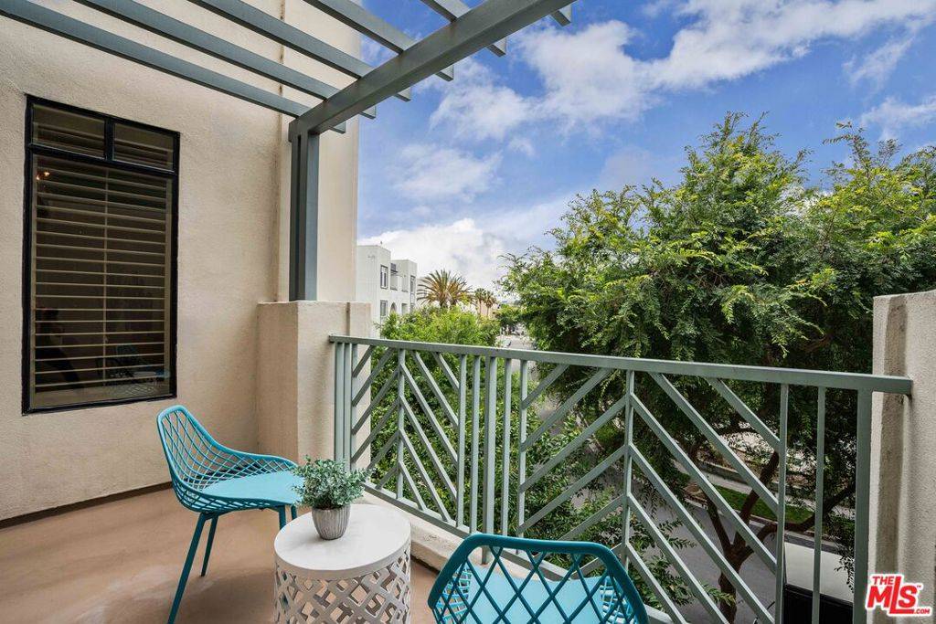 Playa Vista, CA 90094,5625 W Crescent Park #335