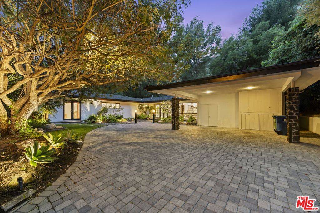 Los Angeles, CA 90046,8630 Allenwood RD