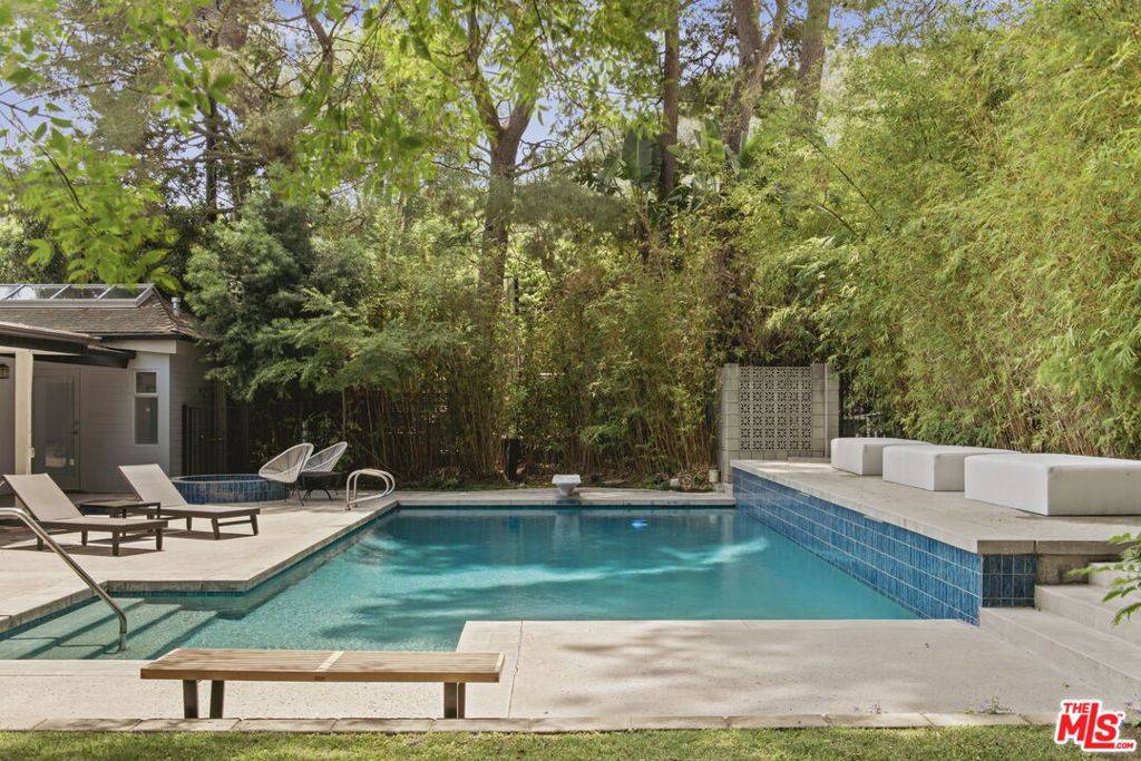 Los Angeles, CA 90046,8630 Allenwood RD