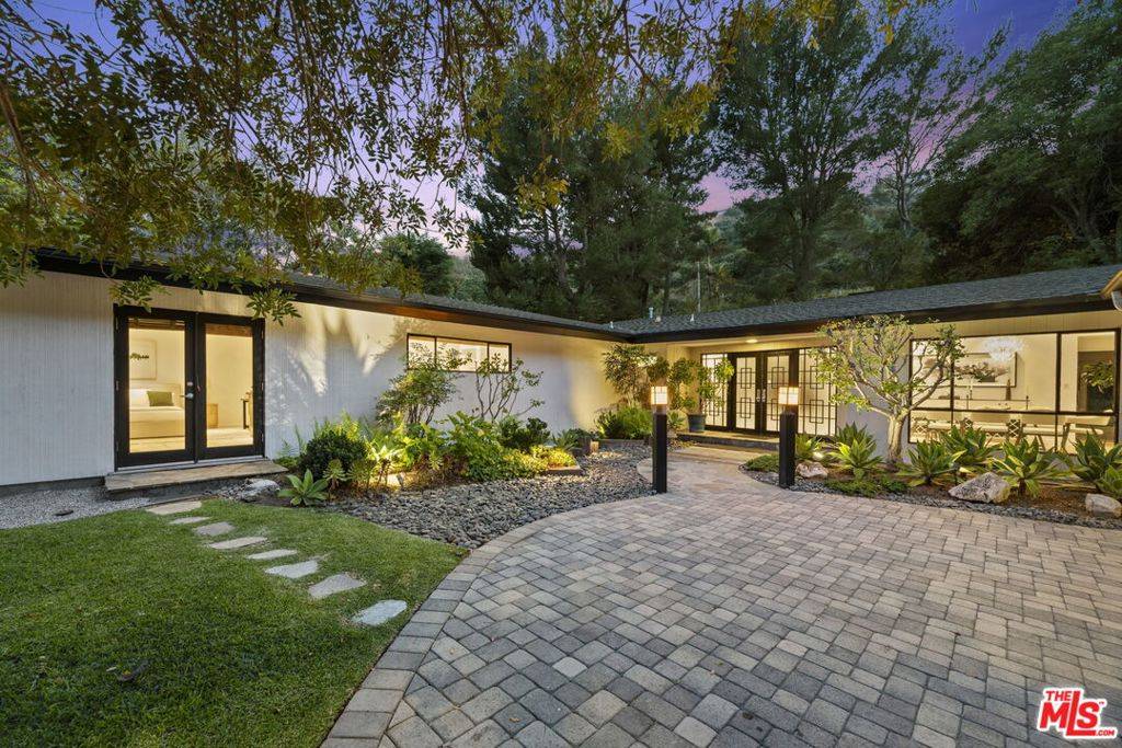 Los Angeles, CA 90046,8630 Allenwood RD