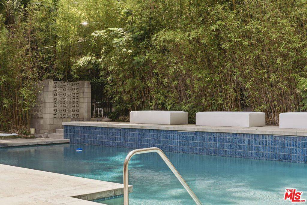 Los Angeles, CA 90046,8630 Allenwood RD