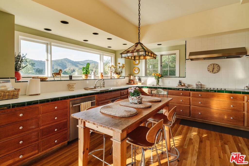 Topanga, CA 90290,20465 Callon Dr