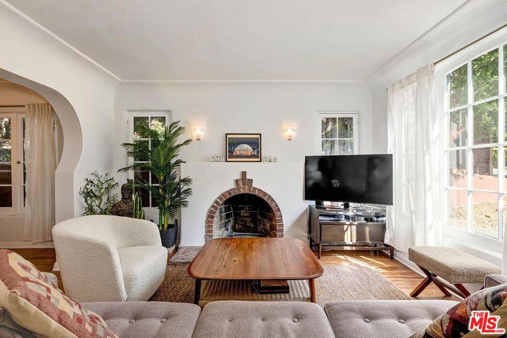 Los Angeles, CA 90068,3484 Oak Glen DR