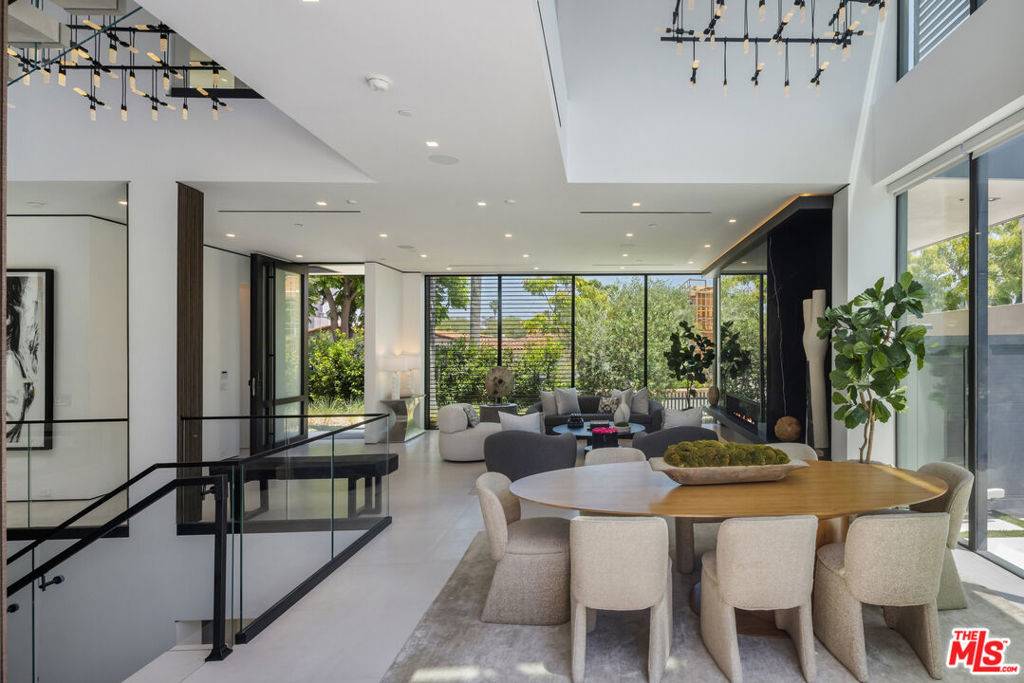 Beverly Hills, CA 90211,137 S Wetherly DR