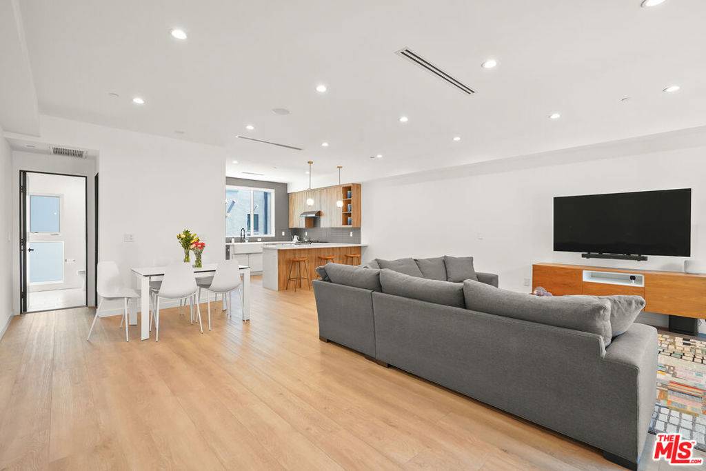Los Angeles, CA 90038,926 N Ridgewood PL