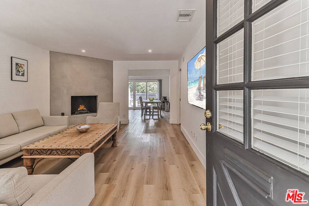 Woodland Hills, CA 91364,21905 Viscanio RD