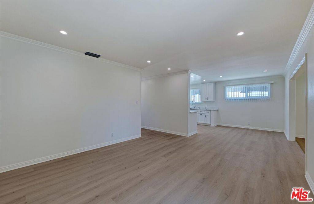 Van Nuys, CA 91405,7026 Colbath AVE