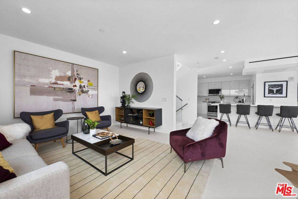 West Hollywood, CA 90048,621 N Kings RD #3