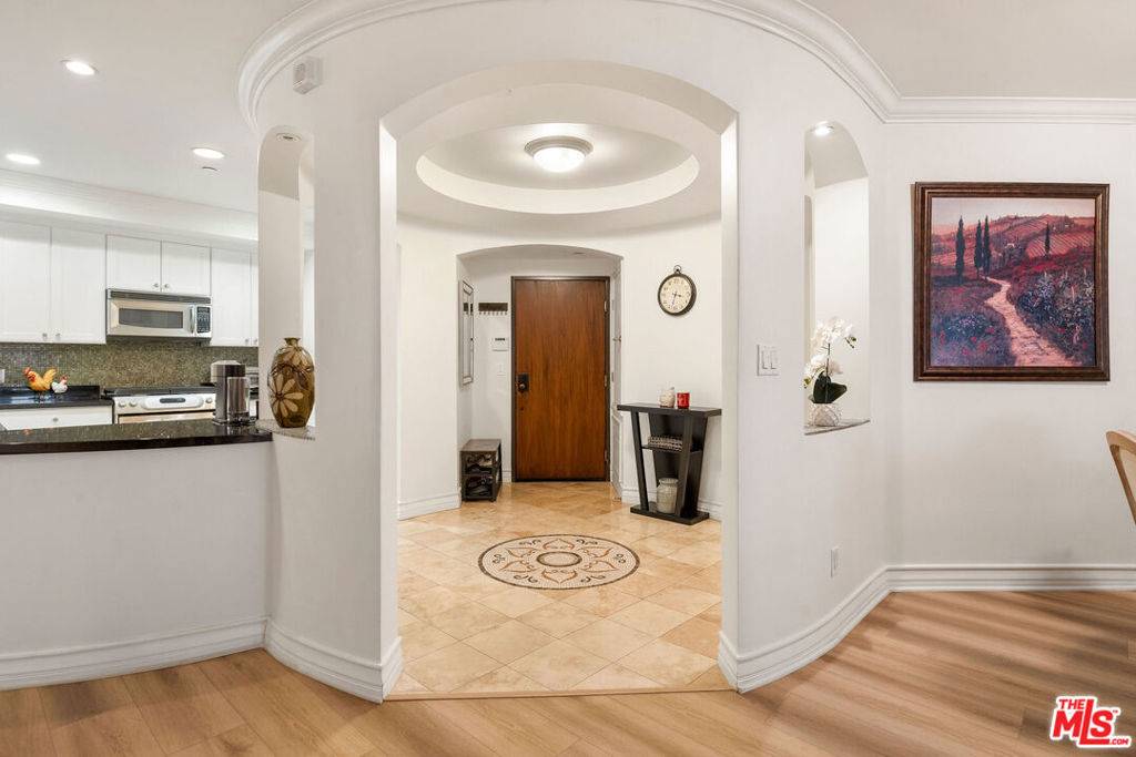 West Hollywood, CA 90048,122 N Clark DR #302