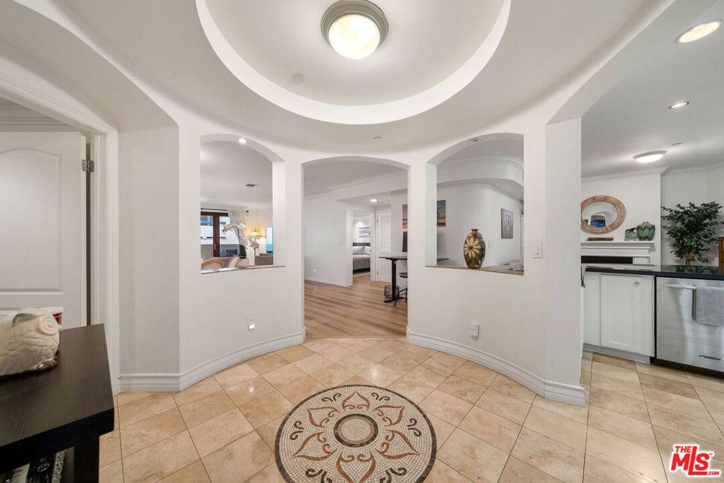 West Hollywood, CA 90048,122 N Clark DR #302