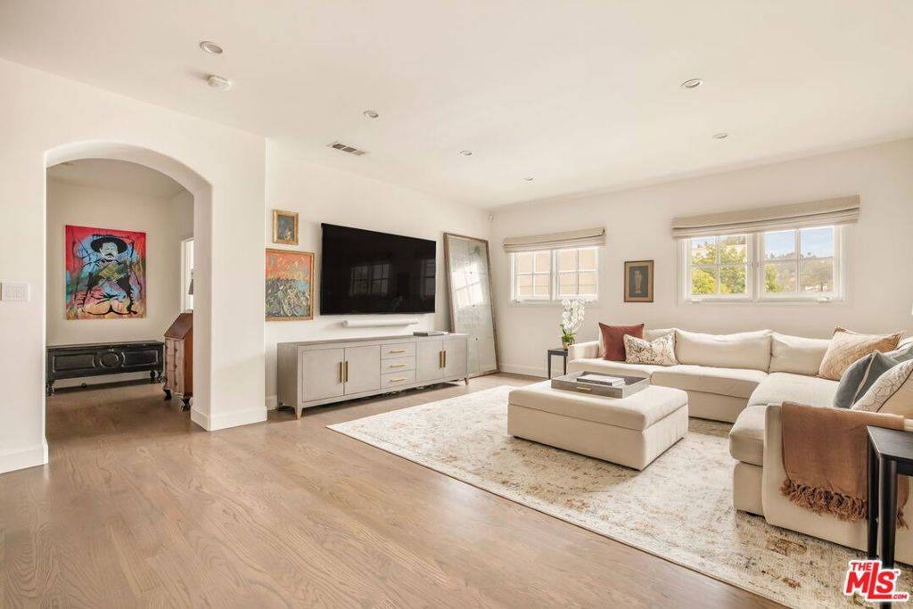 Los Angeles, CA 90039,2344 Ewing ST
