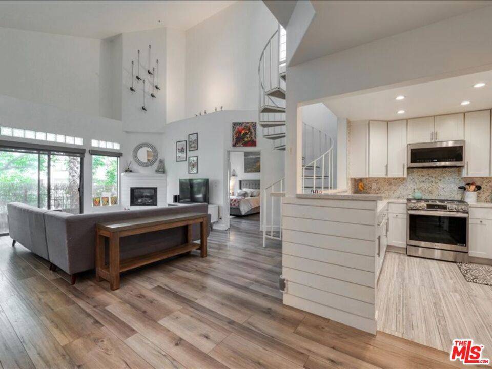 Sherman Oaks, CA 91423,4477 Woodman AVE #304