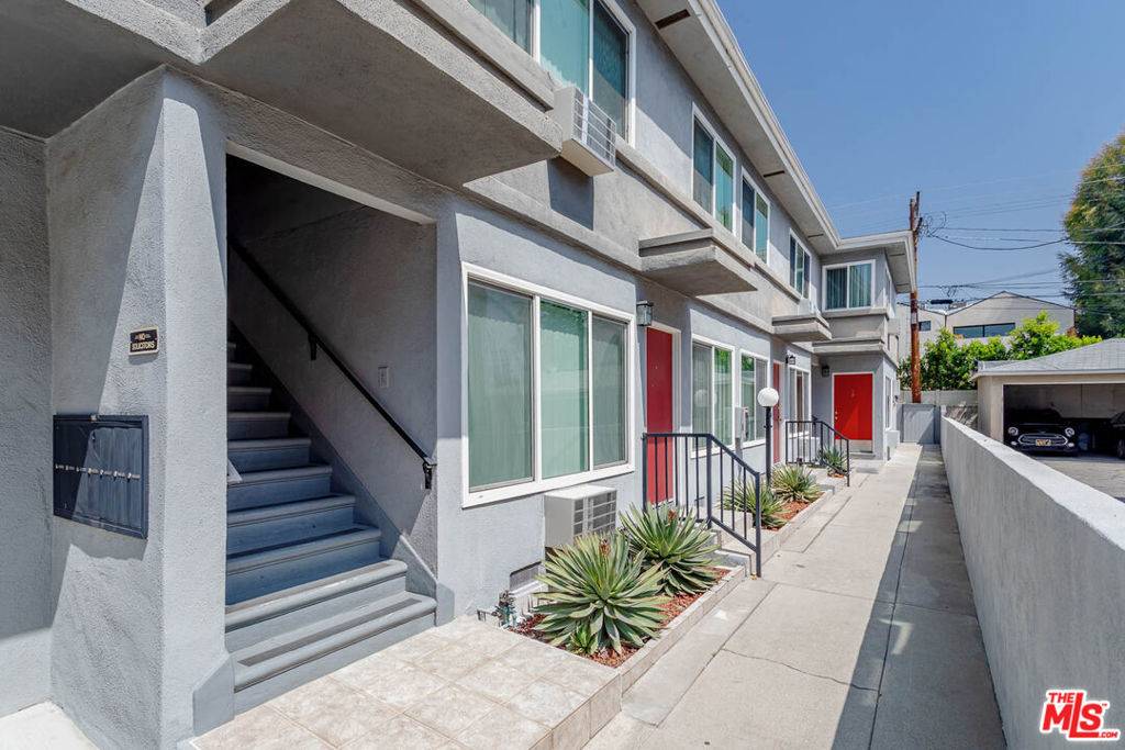 Valley Village, CA 91607,11749 Riverside DR #6