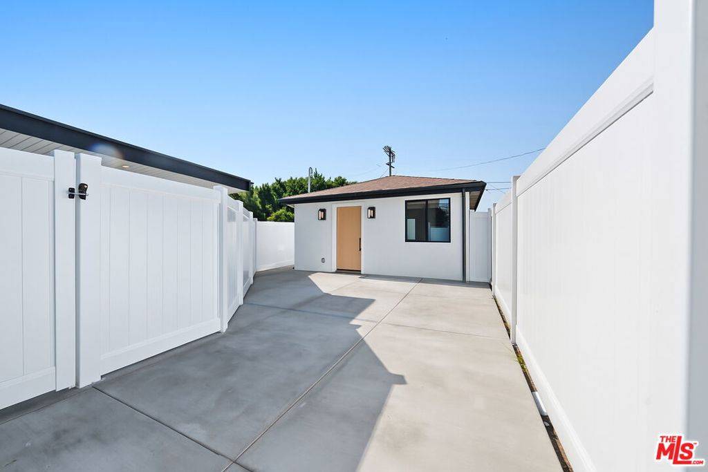 Valley Village, CA 91607,12257 Collins ST