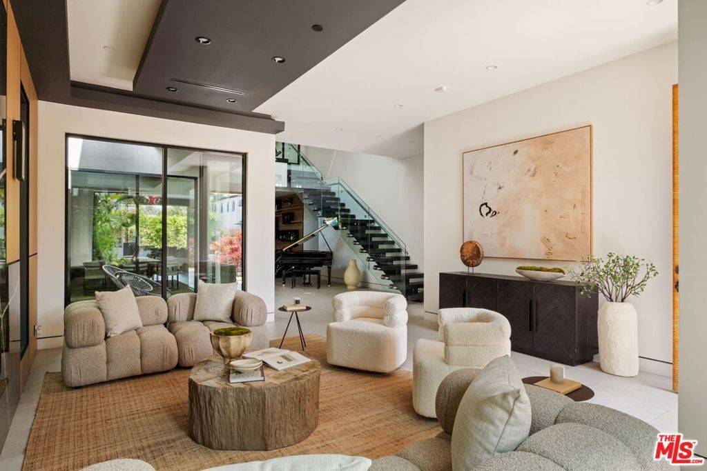 Los Angeles, CA 90046,816 N Stanley AVE