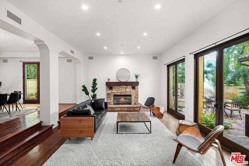 Pacific Palisades, CA 90272,1853 Chastain