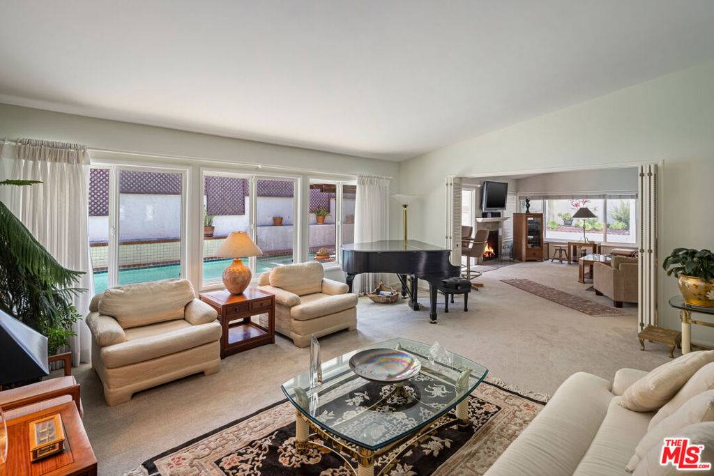 Los Angeles, CA 90046,2381 Hercules DR