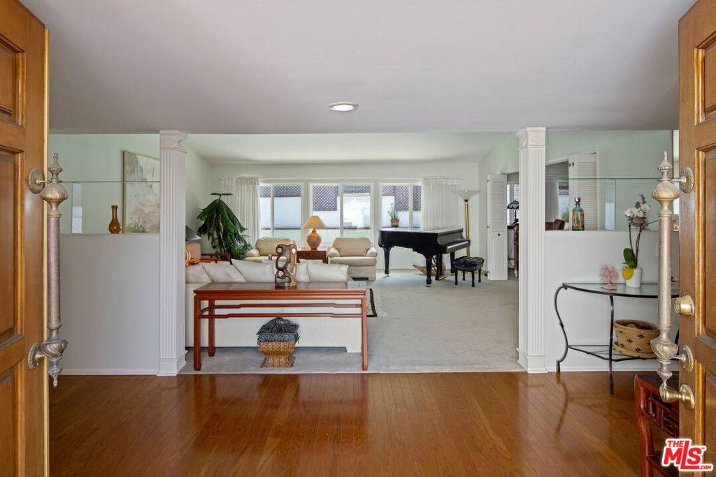 Los Angeles, CA 90046,2381 Hercules DR