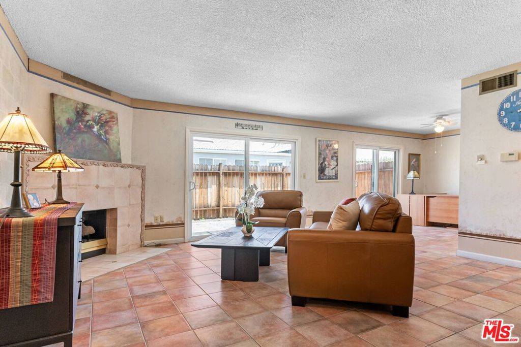 Newhall, CA 91321,26834 Avenue Of The Oaks #A