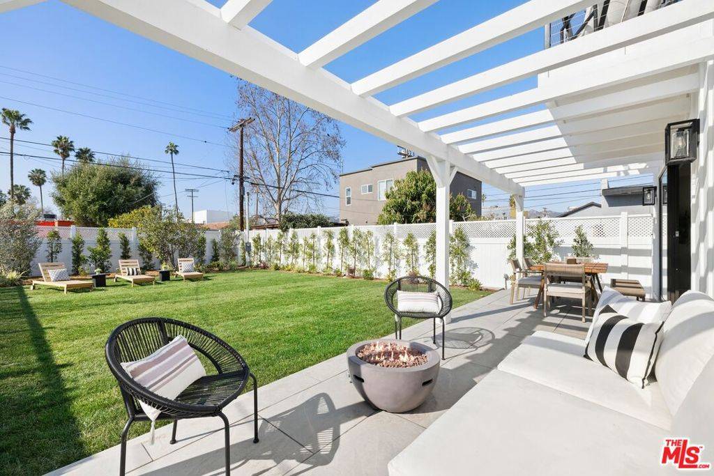 Los Angeles, CA 90036,633 N Formosa AVE