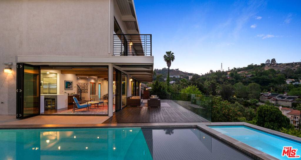 Los Angeles, CA 90068,2608 Carman Crest DR